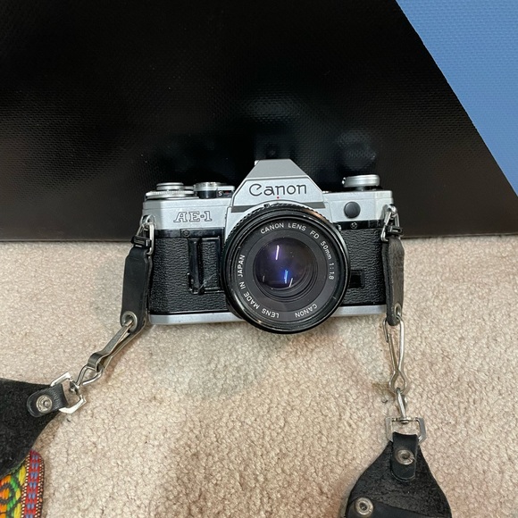 Canon  AE-1 with accessories - Picture 11 of 13